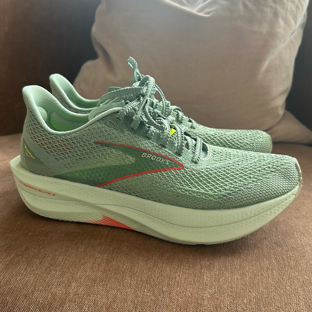 BROOKS MENS RUNNING SHOE MENS 7 = WOMENS 8.5 ONLY USED ONCE